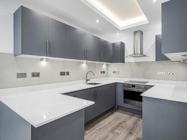 Flat for sale in Fulham, Greater London