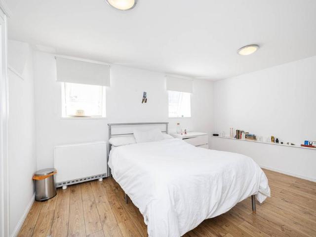 Flat for sale in Whitechapel, Greater London