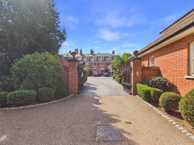Flat for sale in Hertford, Colliers End