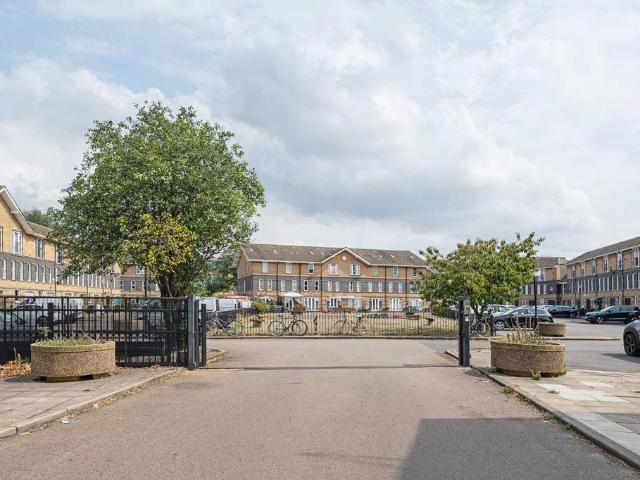 Flat for sale in Hackney Wick, Greater London