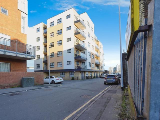 Flat for sale in Spring Park, Luton