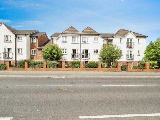 Flat for sale in Collier Row, Greater London
