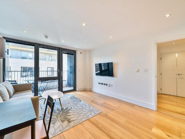 Flat for sale in North Kensington, Greater London