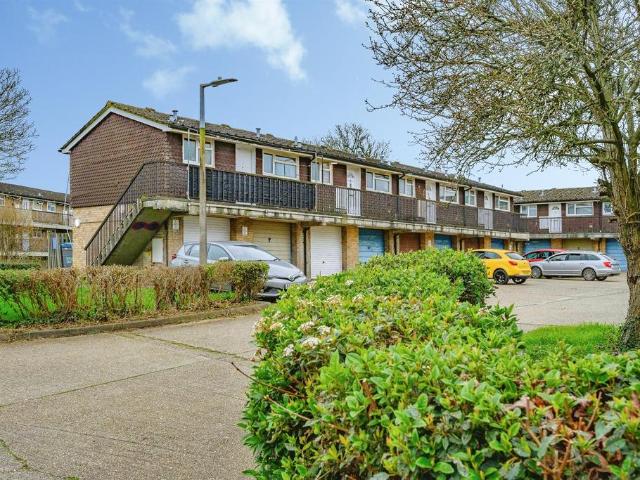 Flat for sale in Grovehill, Pouchen End