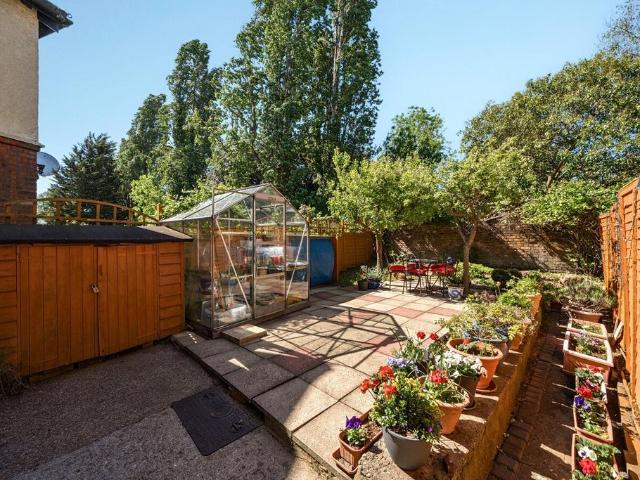 Flat for sale in London Borough of Hounslow, Greater London