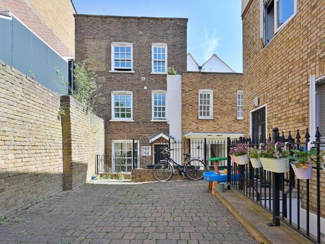 Flat for sale in Watford Heath, North Watford