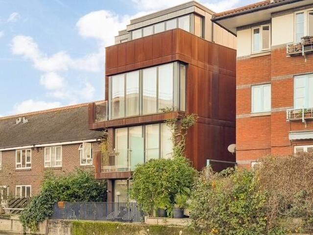 Flat for sale in Haggerston, Greater London
