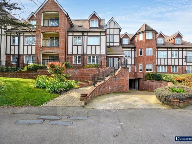 Flat for sale in Hornchurch, Greater London