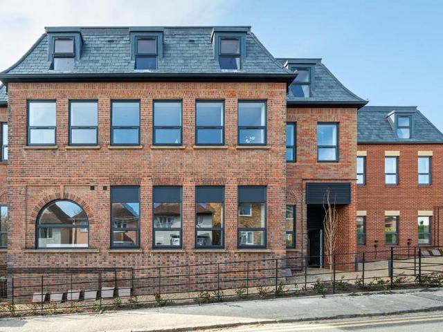 Flat for sale in Totteridge, Cressex