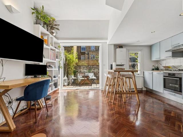 Flat for sale in Shepherd's Bush, Greater London