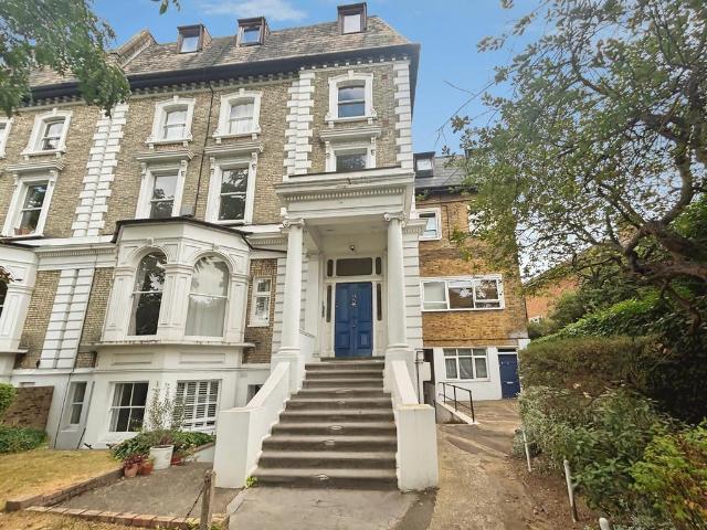 Flat for sale in Surbiton, Greater London