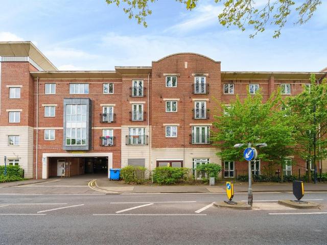 Flat for sale in Bray Wick, Maidenhead