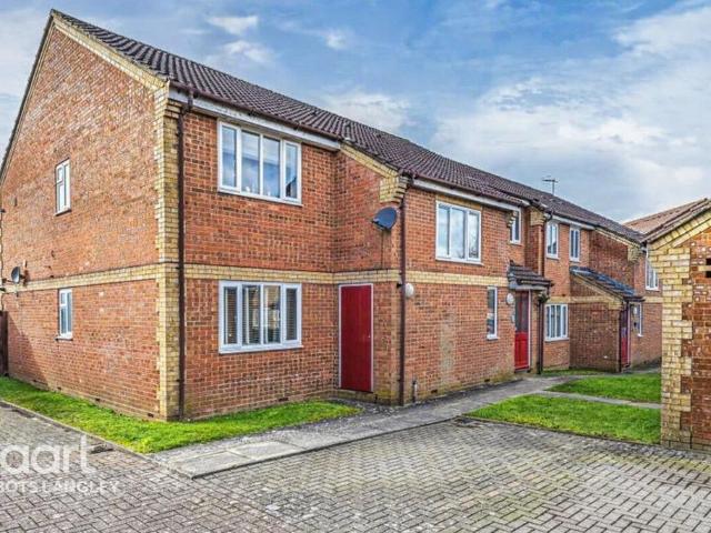 Flat for sale in Batchworth, Hertfordshire