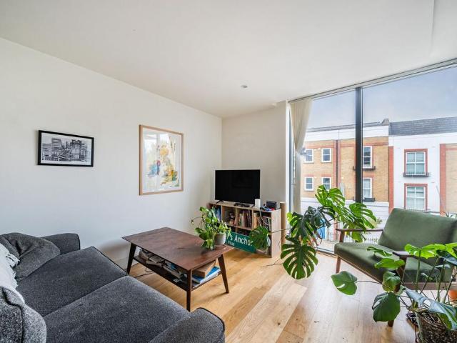 Flat for sale in Islington, Greater London