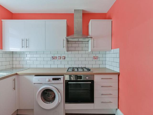 Flat for sale in Clapham, Greater London