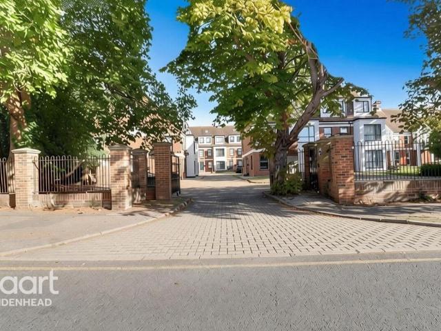Flat for sale in Chalvey, Slough