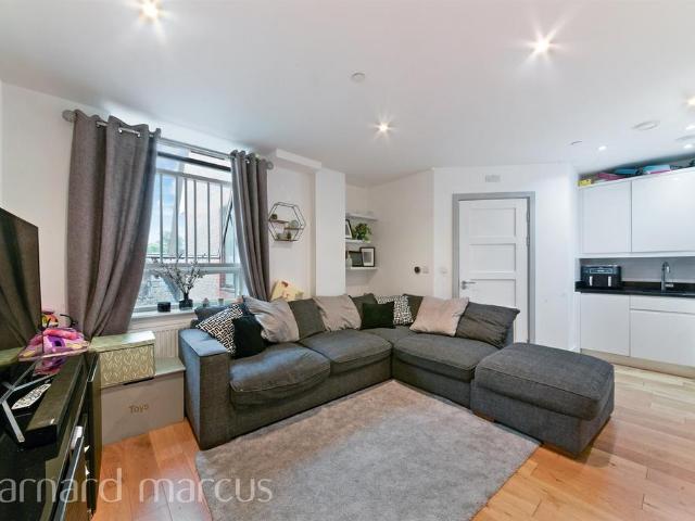 Flat for sale in Woodcote, Epsom