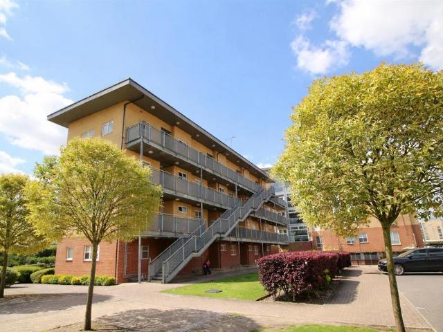 Flat for sale in Elstree and Borehamwood, Borehamwood