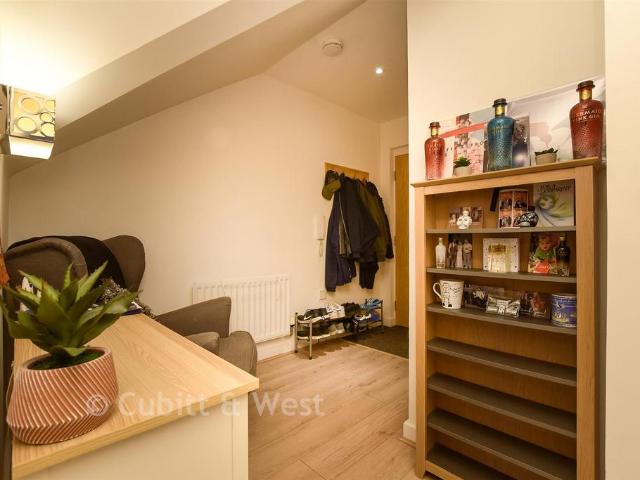 Flat for sale in Hillview, Surrey