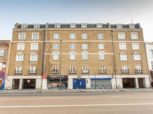 Flat for sale in Stepney, Greater London
