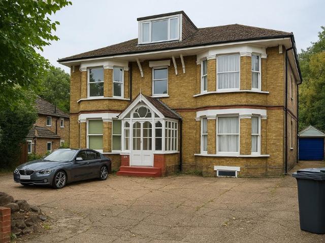 Flat for sale in London Borough of Croydon, Waddon