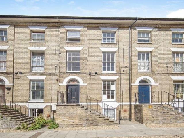 Flat for sale in Key Street, Suffolk