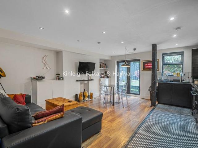 Flat for sale in Finsbury Park, Greater London