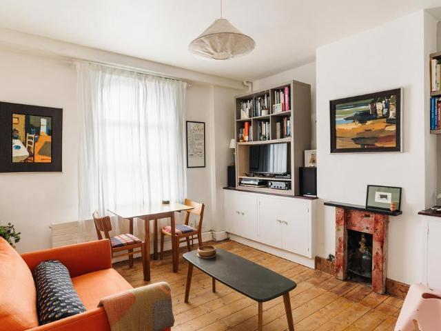 Flat for sale in Islington, Greater London