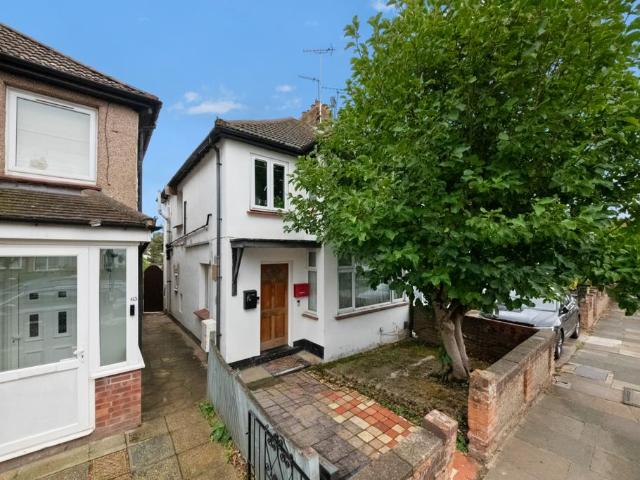Flat for sale in London Borough of Ealing, Greater London