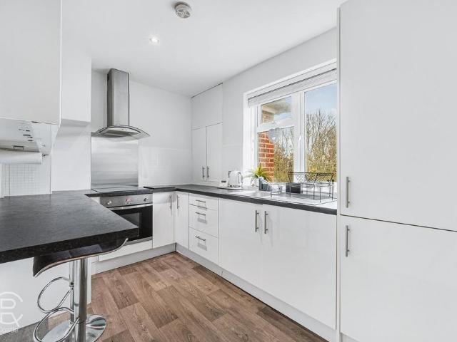 Flat for sale in London Borough of Ealing, Cat Hill