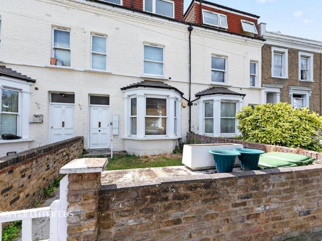 Flat for sale in Mortlake, Greater London