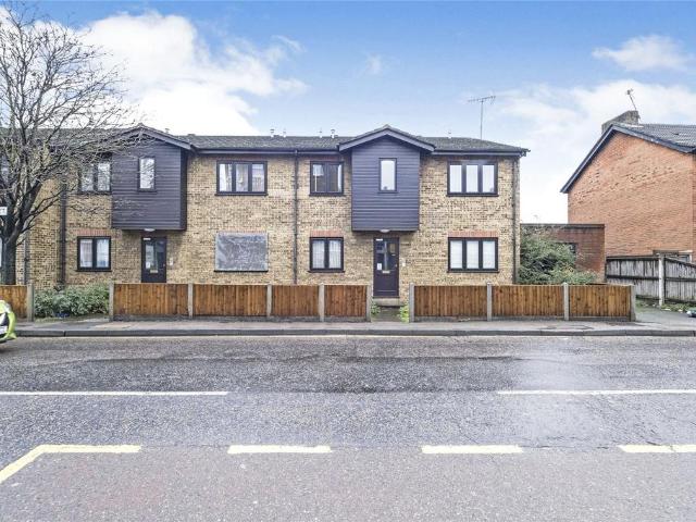 Flat for sale in Newbury Park, Greater London