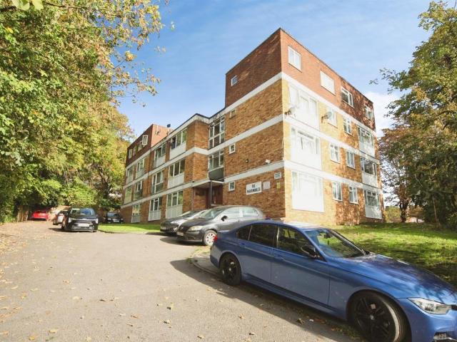 Flat for sale in Park Town, Luton