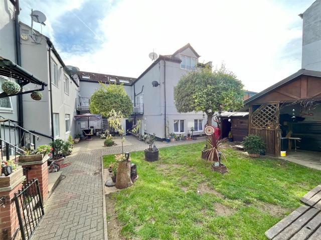Flat for sale in Spring Park, Luton