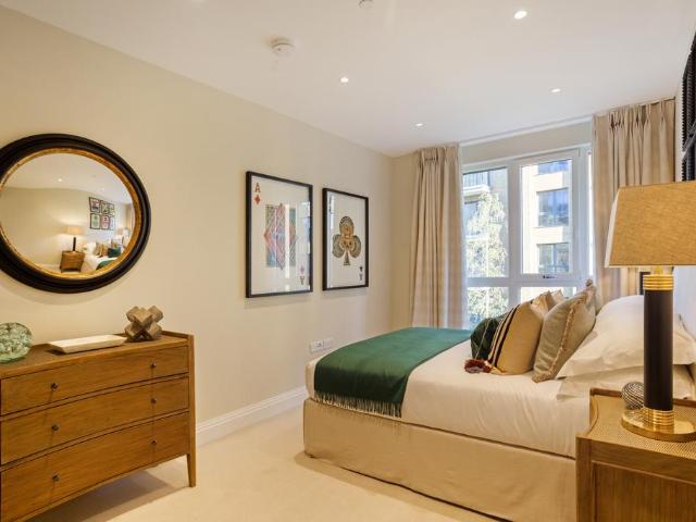 Flat for sale in Hampton Wick, Greater London