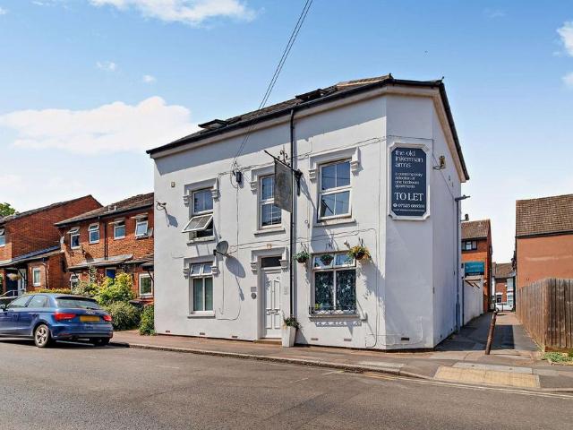 Flat for sale in Spring Park, Luton