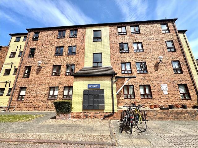 Flat for sale in Belle Isle, West Yorkshire