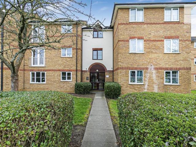 Flat for sale in Highams Park, Greater London