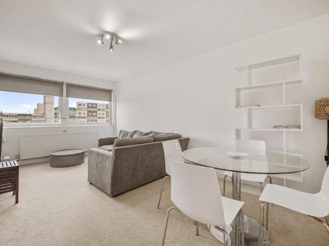 Flat for sale in Clapham Junction, Greater London