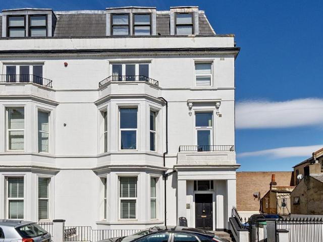 Flat for sale in Crystal Palace, Greater London