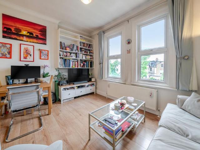 Flat for sale in Balham, Greater London