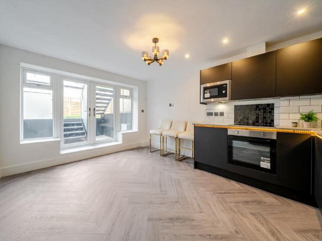 Flat for sale in North Sheen, Greater London