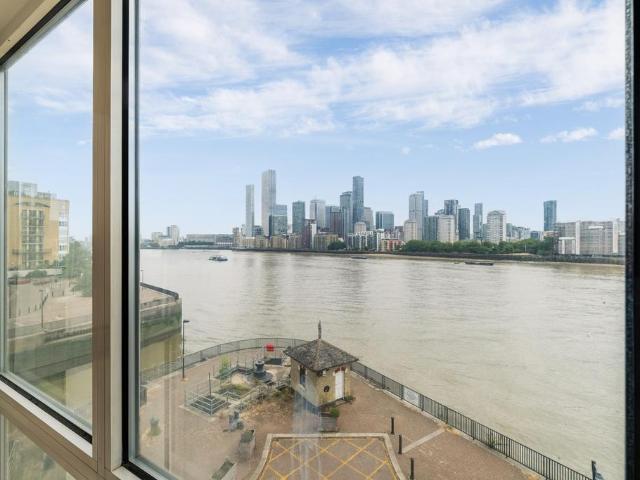 Flat for sale in Rotherhithe, Greater London