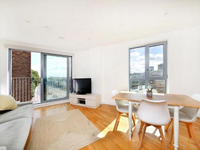 Flat for sale in Battersea, Greater London