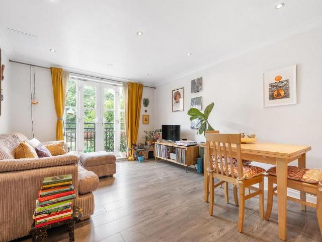 Flat for sale in Herne Hill, Greater London