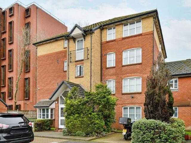 Flat for sale in London Borough of Ealing, Park Royal