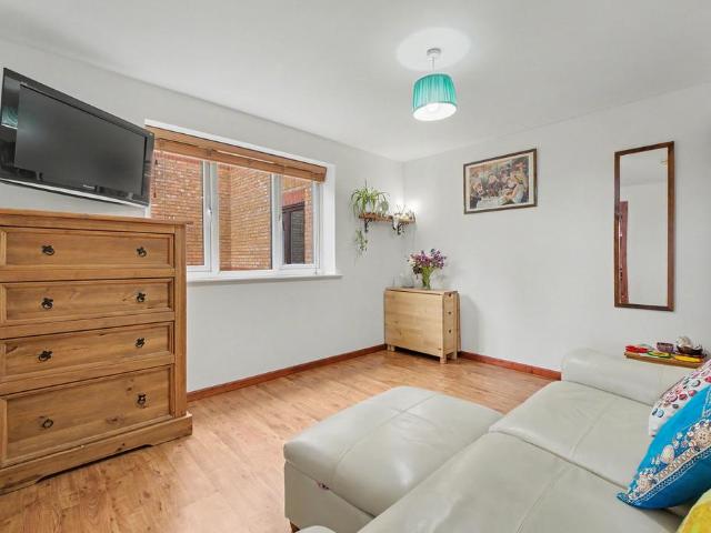 Flat for sale in Golders Green, Greater London