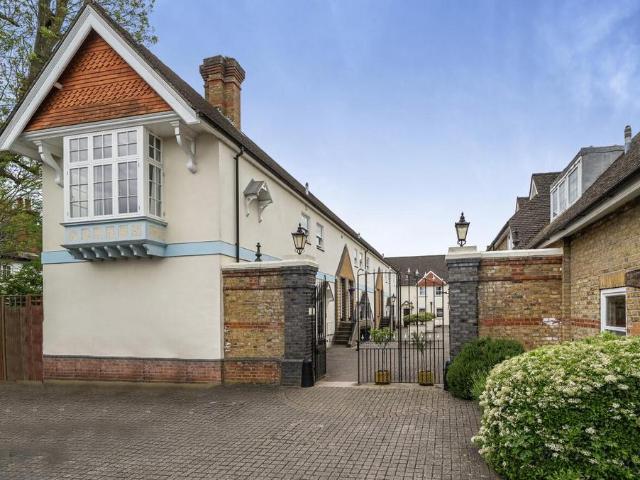 Flat for sale in Little Stanmore, Greater London