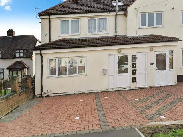 Flat for sale in Collier Row, Greater London