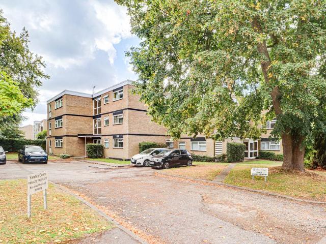 Flat for sale in Hatching Green, Five Acres